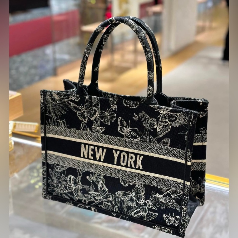 ❌SOLD❌🔥NEW, RARE🔥DIOR LIMITED EDITION MEDIUM NEW YORK BOOK TOTE